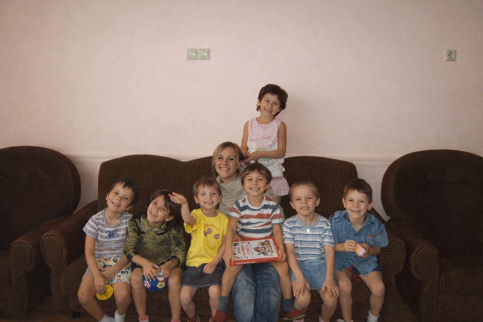 Психолог Юлія Клименко під час волонтерства в дитячому будинку, робота з дітьми з інтернату